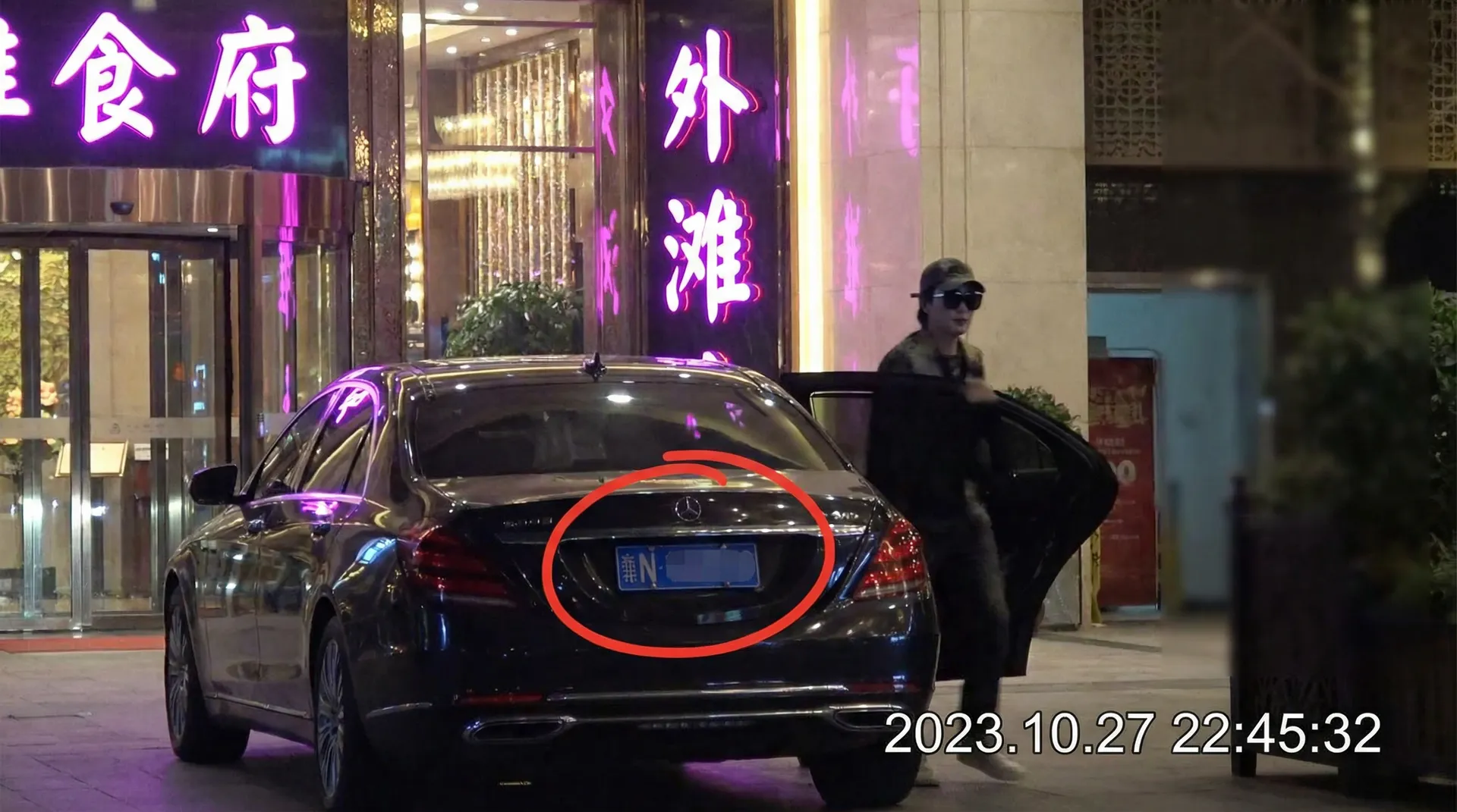 51吃瓜网 - 豪车餐厅外被拍
